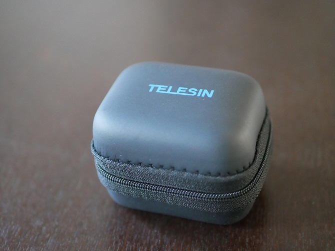 閉じた状態のTELESIN小型ストレージケース